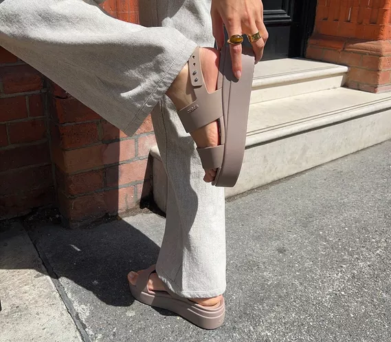 Crocs Sandalias de cuña baja Brooklyn tallas de la 36 a la 39 en varios colores